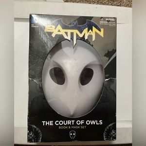 DC COMICS: WHITE PLASTIC BATMAN MASK IN BOX. BUT DOES NOT INCLUDE THE COMIC BOOK